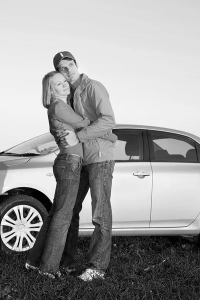 Feliz jovem casal com seu novo carro — Fotografia de Stock