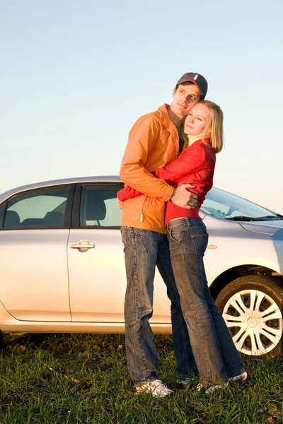 Gelukkige Jonge Paar Met Hun Nieuwe Auto — Stockfoto
