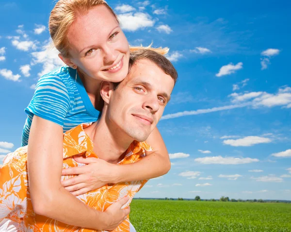 푸른 하늘 아래 웃는 젊은 사랑 부부 — 스톡 사진