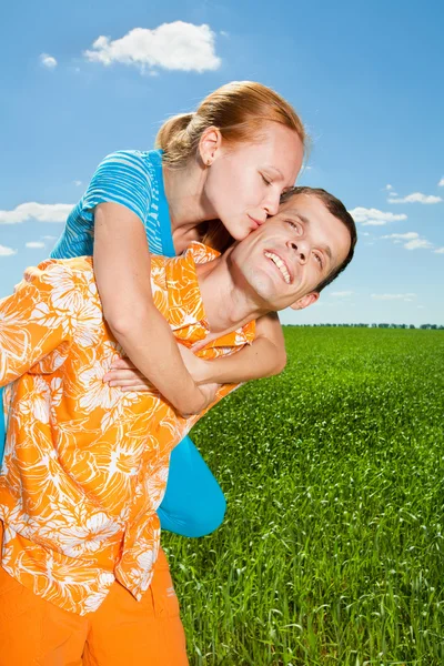 Young love Couple smiling under blue sky — Stock Photo, Image