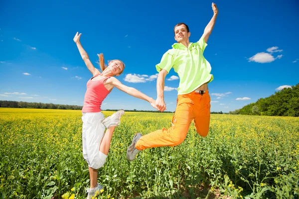 Happy está pulando no campo — Fotografia de Stock