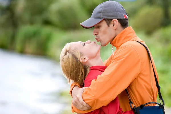 Young Love Couple Kissed Coast River — Stock Photo, Image