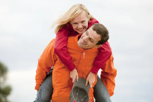 Glücklich Lächelndes Paar Fliegt Den Himmel — Stockfoto