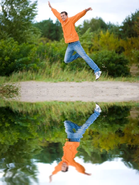 快乐的年轻人 跳跃在反对绿树天空 — 图库照片
