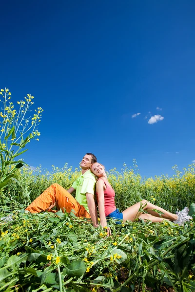 Jonge Liefde Paar Glimlachend Onder Blauwe Hemel — Stockfoto
