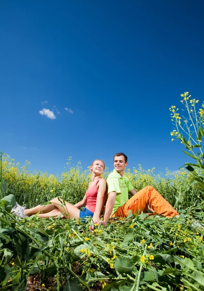 Young Love Couple Having Fun Field Blue Sky — Stock Photo, Image
