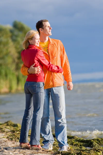 Young Love Couple Embrace Coast River — Stock Photo, Image