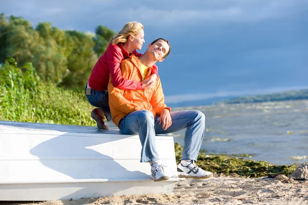 Young Love Couple Sit Boat Bank River — Stock Photo, Image