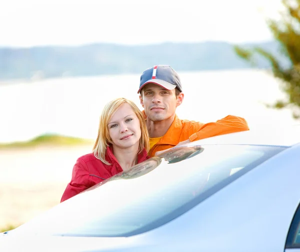 Glada unga par med sin nya bil彼らの新しい車と幸せな若いカップル. — Stockfoto