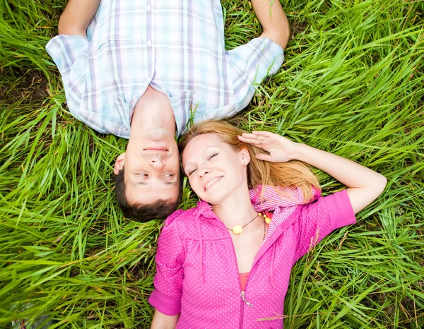 Young Love Couple Lay Green Grass Outdoors — Stock Photo, Image