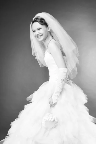 Lächelnde Braut im Studio. in weißem Kleid. isoliert über schwarz — Stockfoto