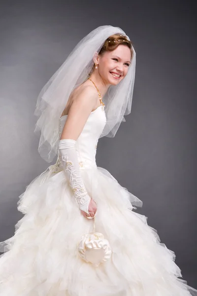 Sposa Sorridente Studio Con Vestito Bianco Isolato Sfondo Nero — Foto Stock