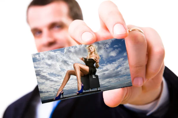 空白の名刺を保持しているビジネスマンのスタジオ ショット 曇り空を背景に座って美しい少女 — ストック写真