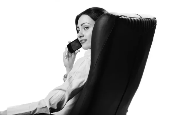 Молодая Улыбающаяся Деловая Женщина Мобильному Телефону Изолирована Белом Студии — стоковое фото