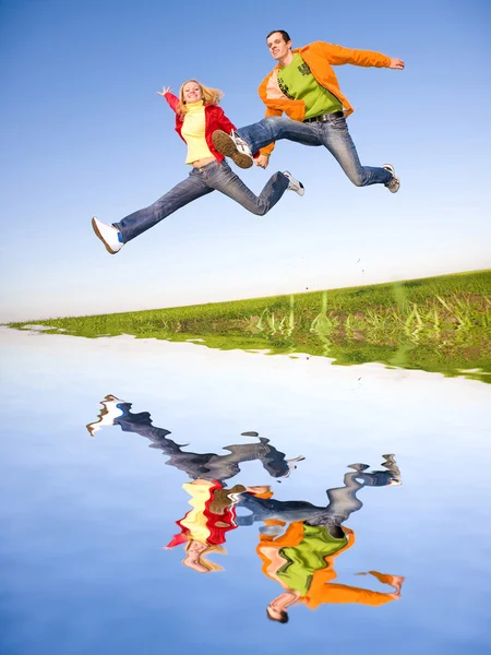 Mutlu Genç Bir Çift Yeşil Çayır Yukarıda Gökyüzü Atlama — Stok fotoğraf