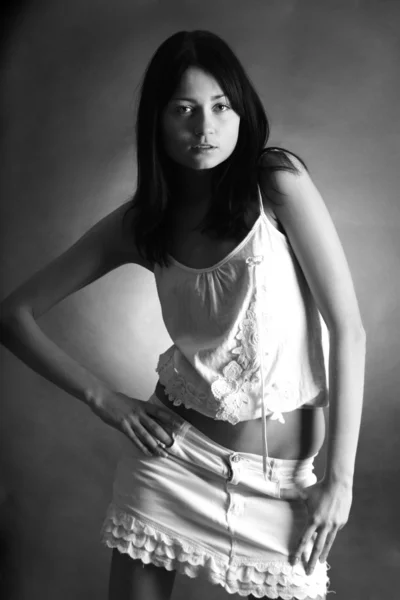Siyah Beyaz Portre Güzel Seksi Hüzünlü Ifadeyi Genç Esmer Kadın — Stok fotoğraf