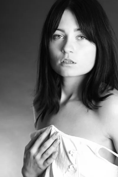 Blanco y negro retrato hermoso, sexy, expresión triste joven bru —  Fotos de Stock