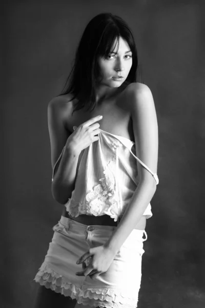 美しい黒い 白の肖像画 若いブルネットの女性のセクシーな悲しい表情 スタジオで — ストック写真