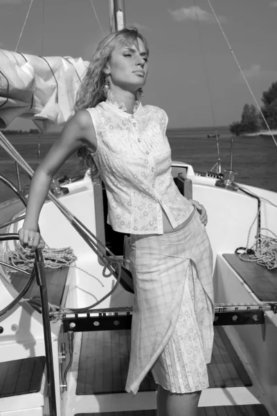 Giovane Donna Sulla Scrivania Barca Vela Guarda Avanti — Foto Stock