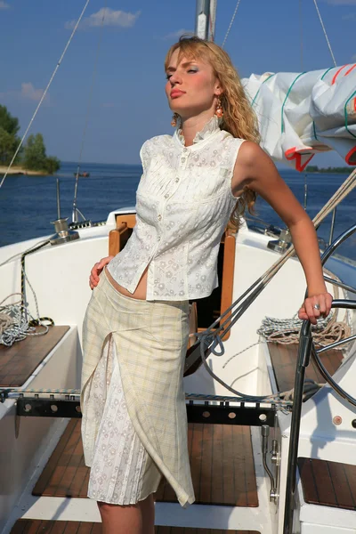 Jovem mulher na mesa de veleiro olha para a frente — Fotografia de Stock