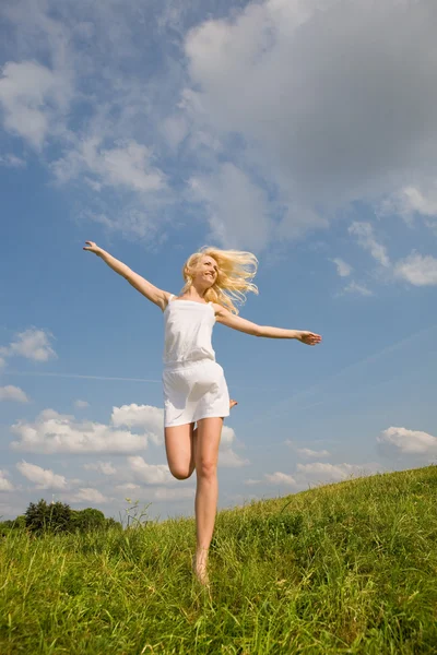 Счастливая молодая женщина прыгает Лицензионные Стоковые Фото