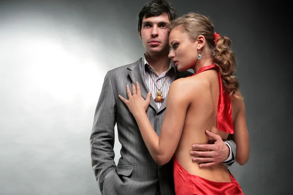 男人和女人 年轻女子拥抱的人 一件红衣服的女人 女人看男人 免版税图库图片