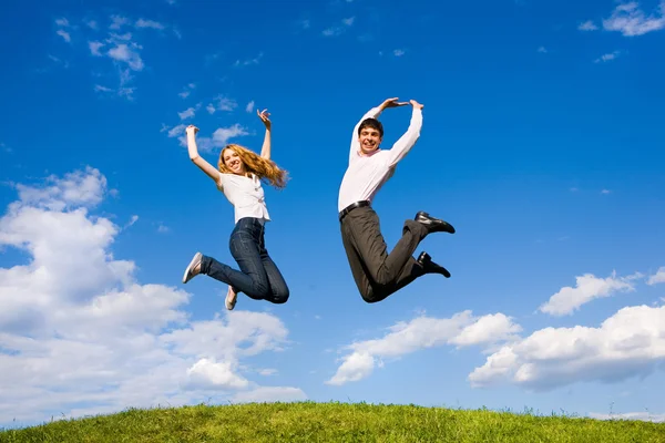 Mutlu Genç Bir Çift Takım Yeşil Çayır Yukarıda Gökyüzü Atlama Stok Fotoğraf