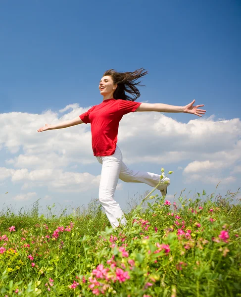 Mutlu genç kadın atlama - Stok İmaj