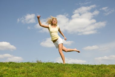 mutlu genç kadın atlama