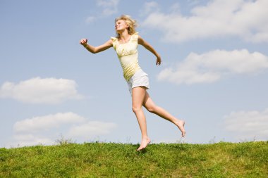 mutlu genç kadın atlama