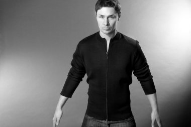 genç erkek kazak ve pantolon giymiş