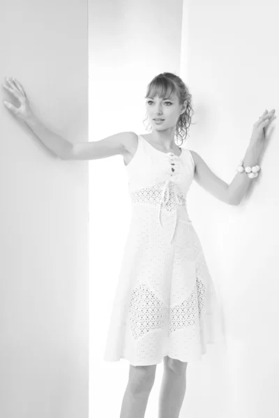 Bela jovem mulher em um vestido branco — Fotografia de Stock