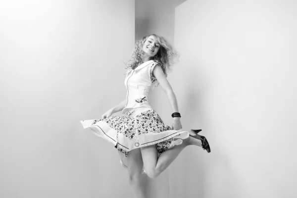 Mujer joven salta y la diversión en el estudio — Foto de Stock