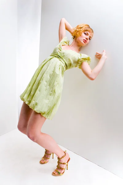 Yeşil elbiseli kız. Tüm büyüme. stüdyoda. WA gelmesi — Stok fotoğraf