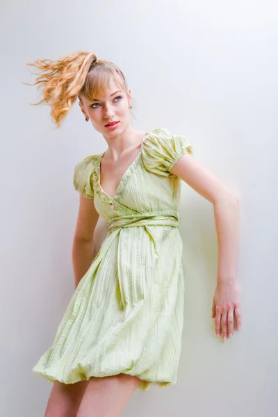 一条绿色连衣裙的女孩 在演播室 — 图库照片