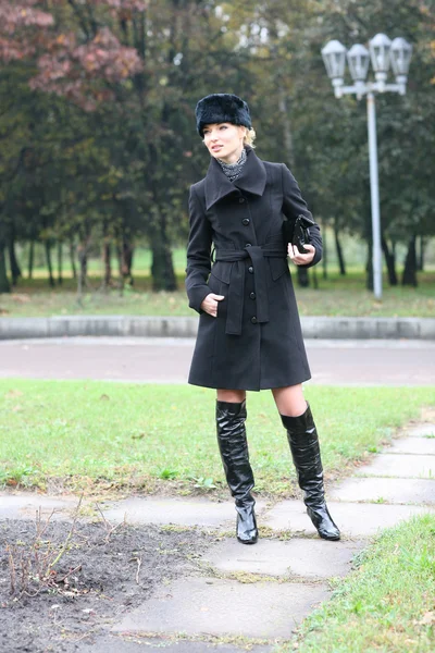 Hermosa rubia al aire libre en abrigo y sombrero — Foto de Stock