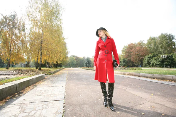 Linda loira ao ar livre em casaco e chapéu — Fotografia de Stock