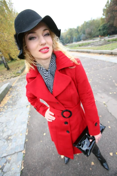 Schöne Blondine draußen in Mantel und Hut — Stockfoto