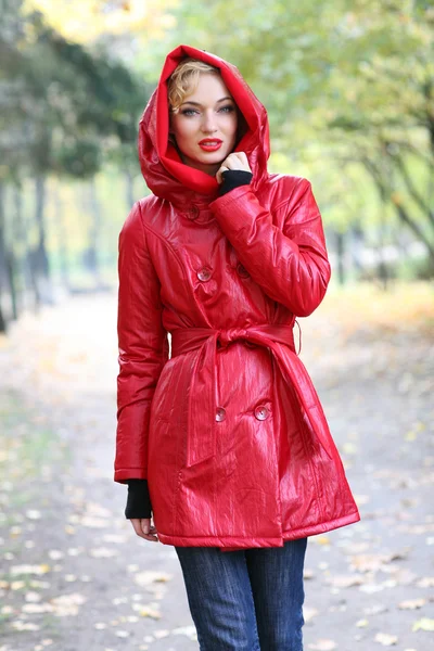 Hermosa rubia al aire libre en abrigo y sombrero —  Fotos de Stock