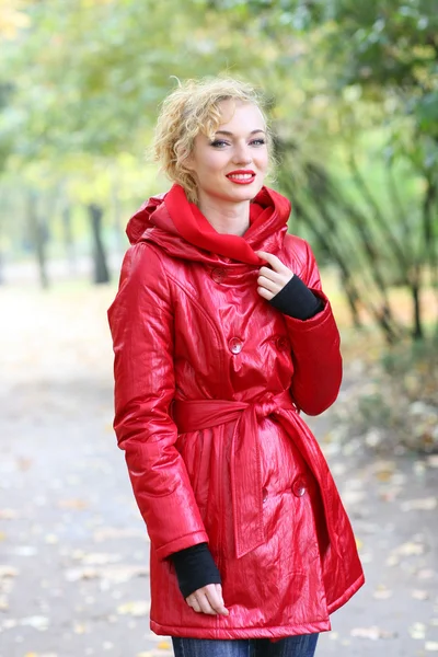 Schöne Blondine Draußen Mantel Und Hut — Stockfoto