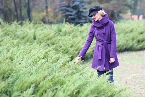 コートと帽子で美しいブロンド野外 — ストック写真