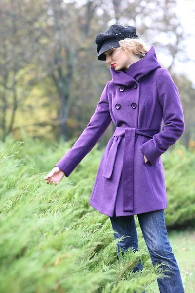 コートと帽子で美しいブロンド野外 — ストック写真