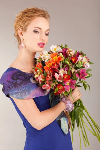Piękna Młoda Kobieta Świetle Sukni Kwiatami Szarym Tle — Zdjęcie stockowe