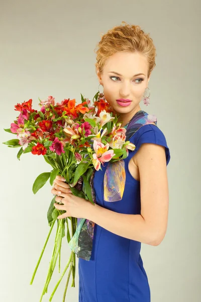 Portré Gyönyörű Lány Virággal — Stock Fotó