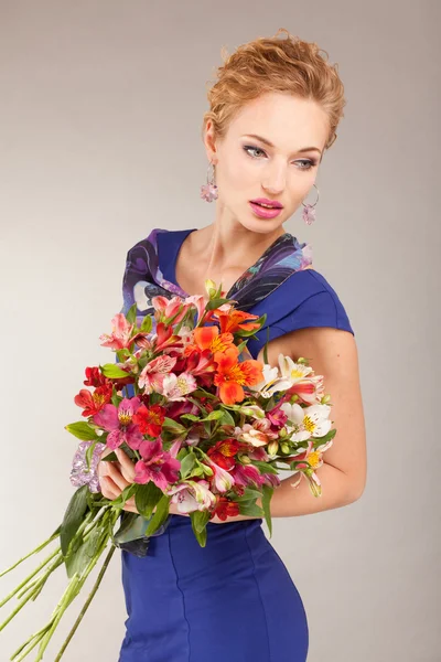 Hermosa Mujer Joven Vestido Ligero Con Flores Sobre Fondo Gris —  Fotos de Stock