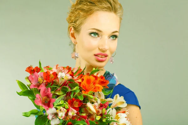Portrait Belle fille avec fleur. Focus sur les yeux — Photo