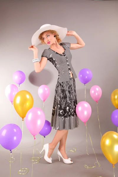Όμορφη Νεαρή Κοπέλα Στη Φως Φόρεμα Ένα Καπέλο Φόντο Μπαλόνια — Φωτογραφία Αρχείου