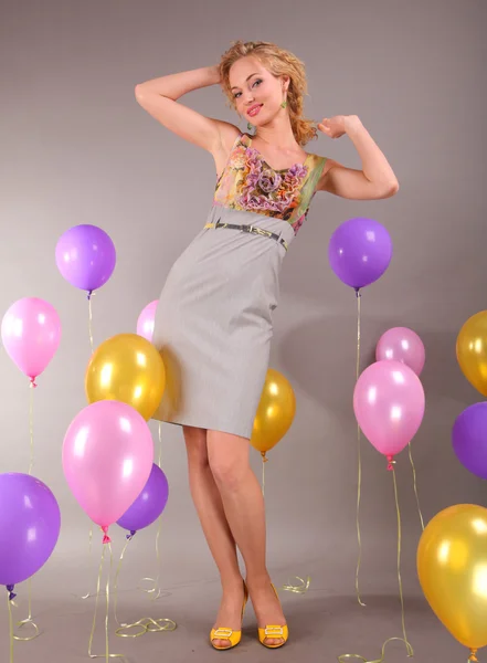 Όμορφη Νεαρή Κοπέλα Στη Φως Φόρεμα Φόντο Μπαλόνια — Φωτογραφία Αρχείου