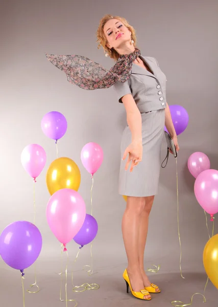 Arka plan balon üzerinde ışık elbiseli güzel genç kız — Stok fotoğraf