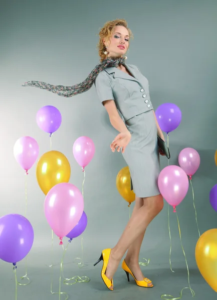 Bela Menina Vestido Luz Balões Fundo — Fotografia de Stock